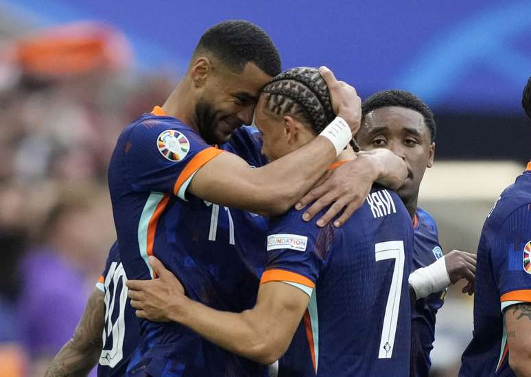 Gakpo e Xavi Simons comemoram gol da Holanda