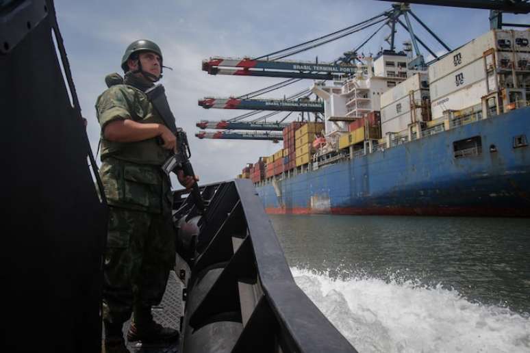 Equipes do Exército atuam no Porto de Santos para auxiliar na interceptação de pacotes com droga