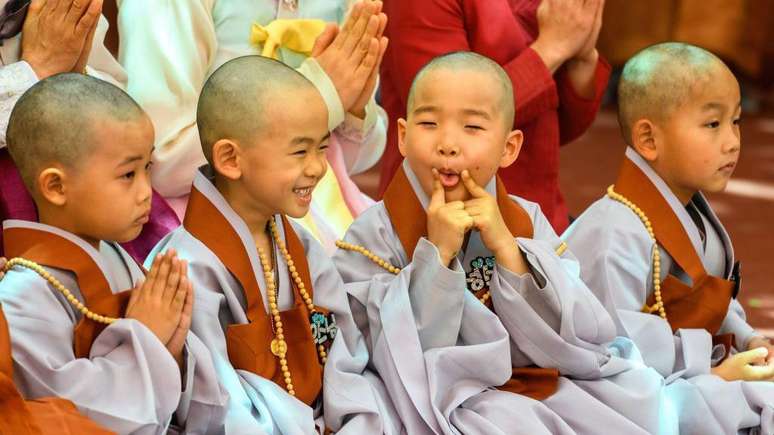 Crianças monges sul-coreanas participando de evento no Templo Jogye em Seul