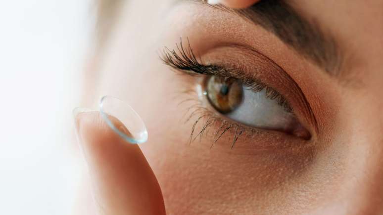 Uso de lente de contato é seguro, mas exige alguns cuidados