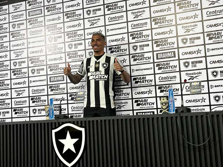 Allan é apresentado no Botafogo