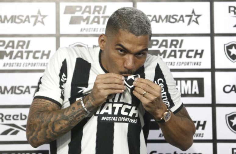 Allan beija escudo do Botafogo. Vascaínos, que sonharam com a fera, não curtiram –