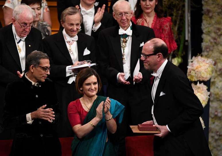 Esther Duflo ganhou o prêmio Nobel de Economia em 2019 junto ao marido, o economista indiano Abhijit Banerjee (esquerda)