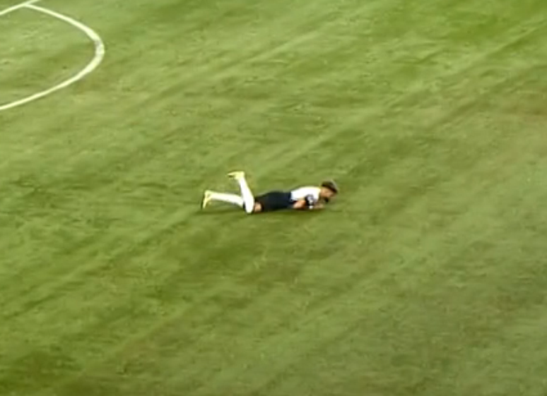 Yuri Alberto tropeça sozinho e cai de cara no chão durante clássico contra o Palmeiras