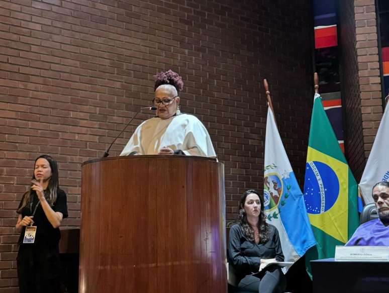 Keila Simpson discursa na cerimônia da entrega do título de doutora Honoris Causa pela Universidade Estadual do Rio de Janeiro (UERJ)