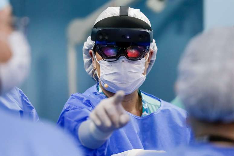 Cirurgia inédita retira tumor de pumlão com dados visualizados em 3D em óculos de realidade mista