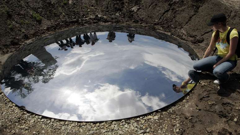 O lugar da Alemanha onde foi encontrado o disco de Nebra, no monte Mittelberg, é marcado por um grande espelho, que reflete o céu observado pelos seus criadores