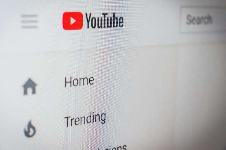 Usuários reclamaram de vídeos patrocinados com conteúdos obscenos no YouTube (Imagem: Christian Wiediger/Unsplash)