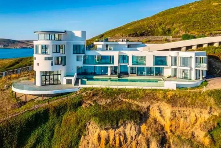Uma mansão moderna construída em uma colina de Devon, na Inglaterra, tem sido chamada de "a casa mais triste do mundo". Entenda essa história!