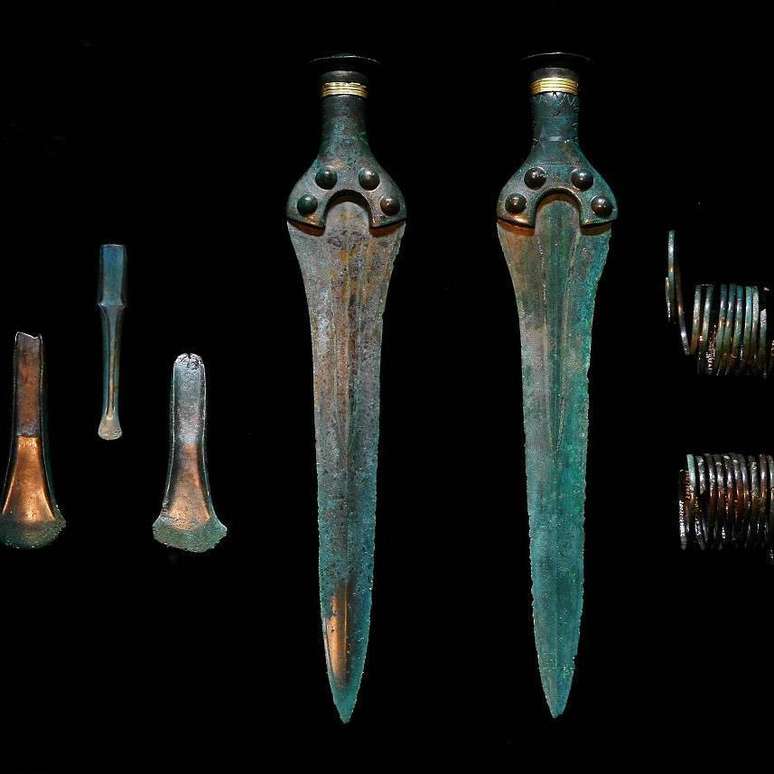 Junto com o disco, foram encontradas espadas, machados, um cinzel e molas. Como o disco de Nebra é único, estas peças foram usadas na sua datação