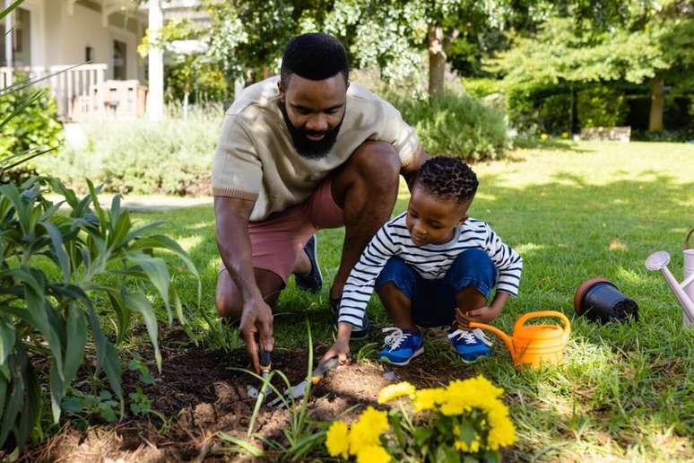 Plantar um jardim ajuda as crianças a entenderem os conceitos básicos de biologia 