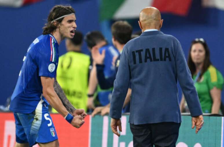 Riccardo Calafiori em ação com a camisa da Itália na Euro 2024 –