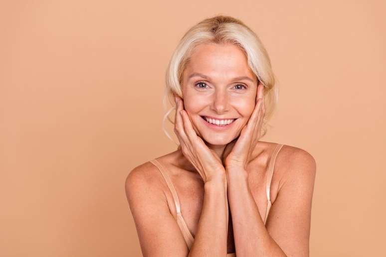 Cuidados precoces com alimentação, hidratação e proteção solar ajudam a atenuar as mudanças naturais na pele acarretadas pelo envelhecimento