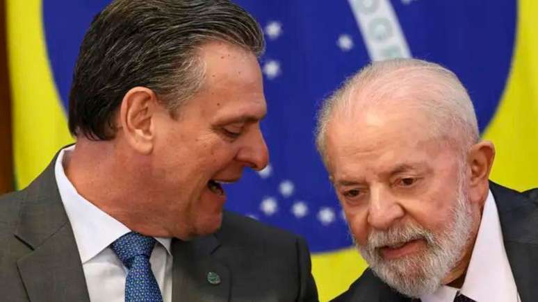 Carlos Fávaro, ministro da Agricultura, conversda com o presidente Luiz Inácio Lula da Silva