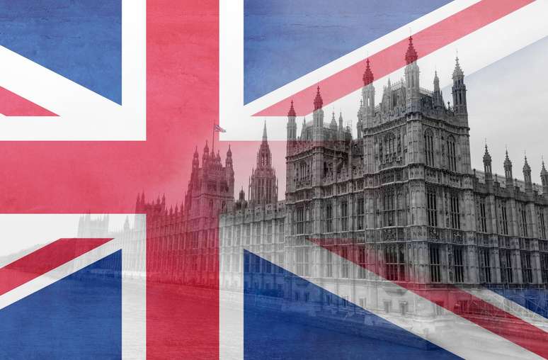 Bendera Inggris ditumpangkan di gedung Parlemen