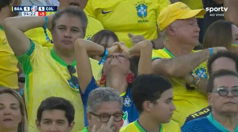 Senador Efraim Filho (União Brasil-PB), com a mão na cabeça, durante jogo da seleção nos EUA