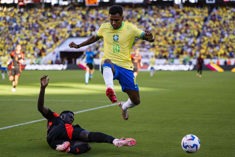 Rodrygo é desarmado em jogo entre Brasil e Colômbia