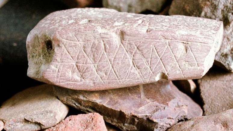 Estes padrões geométricos gravados há mais de 75 mil anos no sul da África são a primeira evidência de desenho, mas não constituem arte figurativa