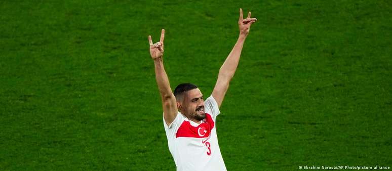 Ao comemorar o gol da vitória contra a Áustria, Merih Demiral fez gesto imitando lobos em suposta referência a grupo ultranacionalista turco