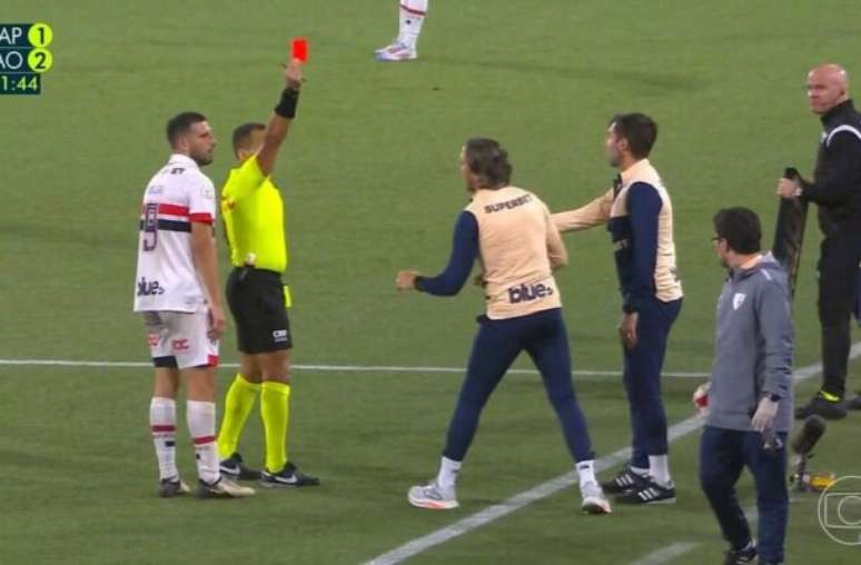 Momento que Luis Zubeldía acabou flagrado dentro de campo e recebeu o cartão vermelho –