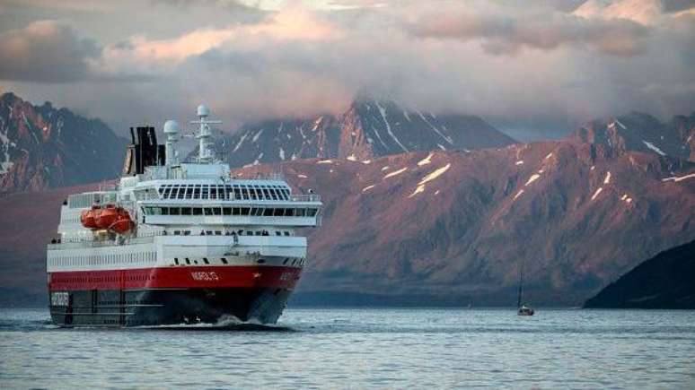 A companhia de cruzeiros norueguesa Hurtigruten alimenta seus navios com baterias