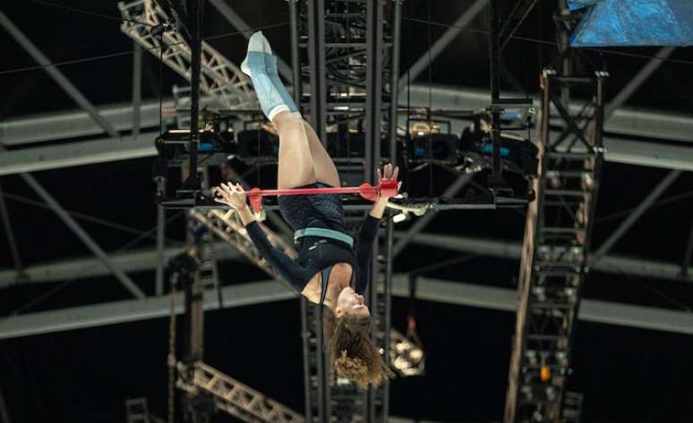 A acrobata Elli Huber em ensaio de 'Crystal', novo espetáculo do Cirque du Soleil.