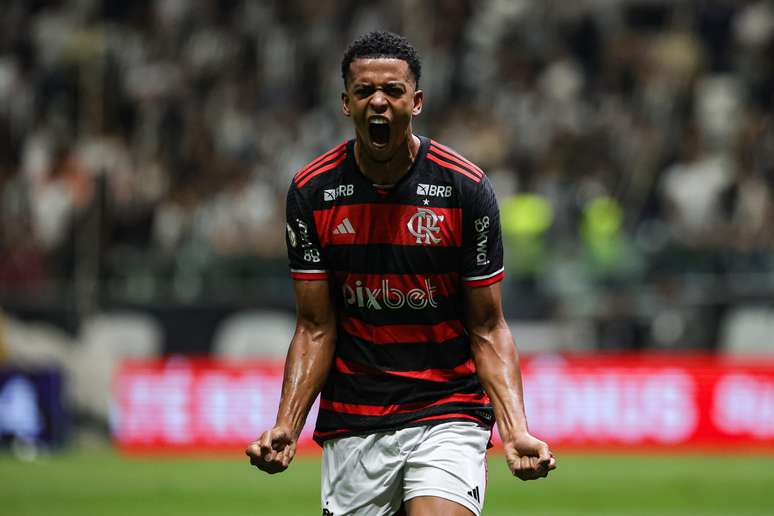 Carlinhos marcou seu primeiro gol com a camisa do Flamengo diante do Atlético-MG