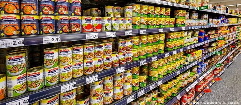 Enlatados em gôndola de supermercado: apesar dos efeitos nocivos comprovados, alimentos ultraprocessados estão de fora da prosposta de imposto seletivo sobre produtos prejudiciais à saúde e ao meio ambiente