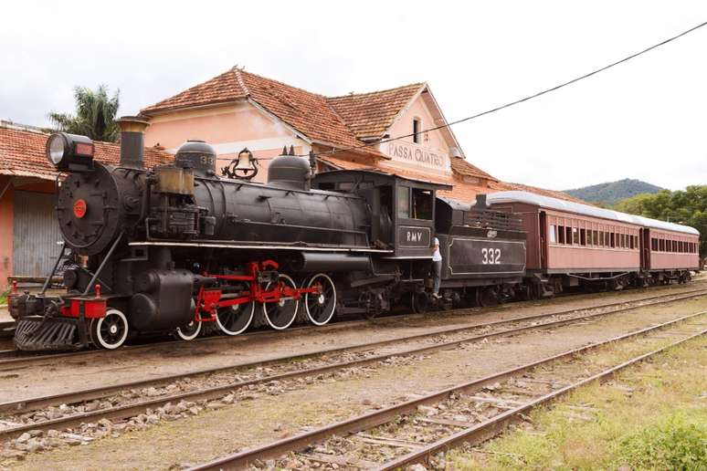 O Trem da Serra da Mantiqueira oferece um passeio de 2 horas por paisagens rurais, com paradas para compras de artesanato local 