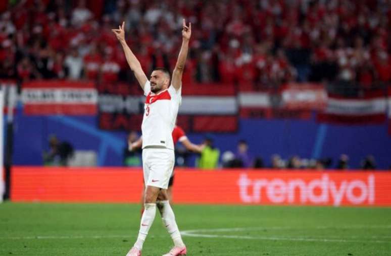 Demiral celebra um dos seus gols sobre a Áustria que ajudou a Turquia a avançar paras as quartas de final da Eurocopa, na Alemanha –