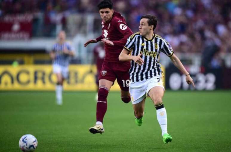 Chiesa em disputa pela bola no clássico entre Juventus e Torino –