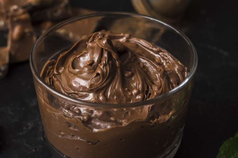 Veja como preparar o mousse de chocolate saudável com apenas 3 ingredientes