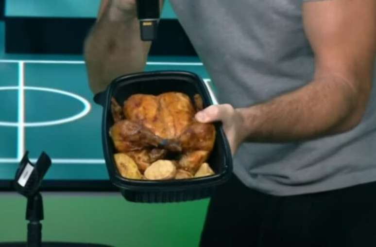Thiago Asmar comeu ao vivo um frango durante programa da Jovem Pan Esportes