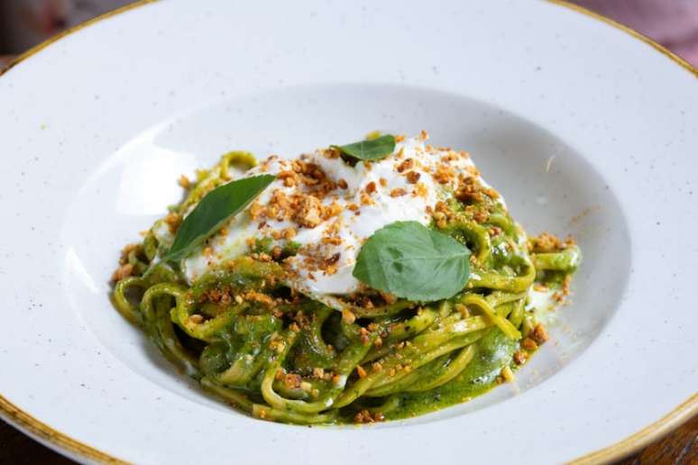 Linguine com molho pesto e burrata do Nonna Rosa