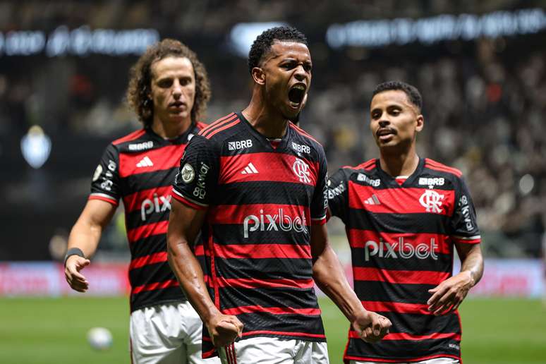 Flamengo conquistou grande vitória sobre Atlético-MG para seguir na liderança do Brasileirão