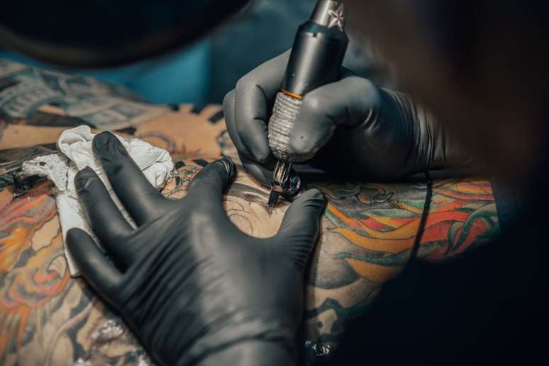 A crescente popularidade da tatuagem nos últimos anos coincidiu com aumento nas complicações relacionadas a ela