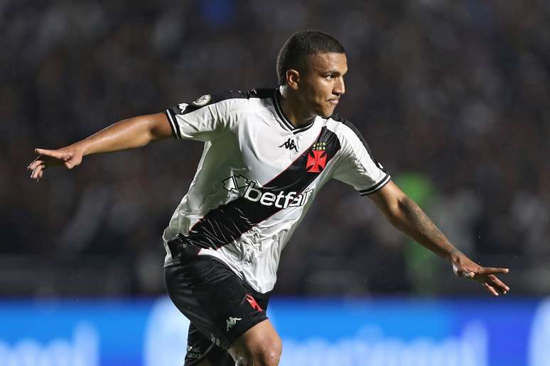 Matheus Carvalho comemora primeiro gol do Vasco na partida 