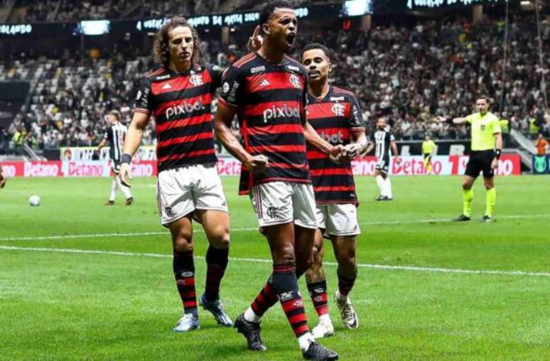 Carlinhos explode de alegria após fazer o segundo gol do Flamengo sobre o Atlético-MG