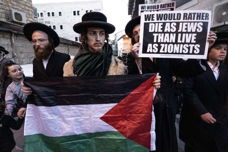 Os ultraortodoxos antissionistas protestaram contra a guerra em Gaza e a favor do Estado Palestino em diferentes partes do mundo desde o início do conflito