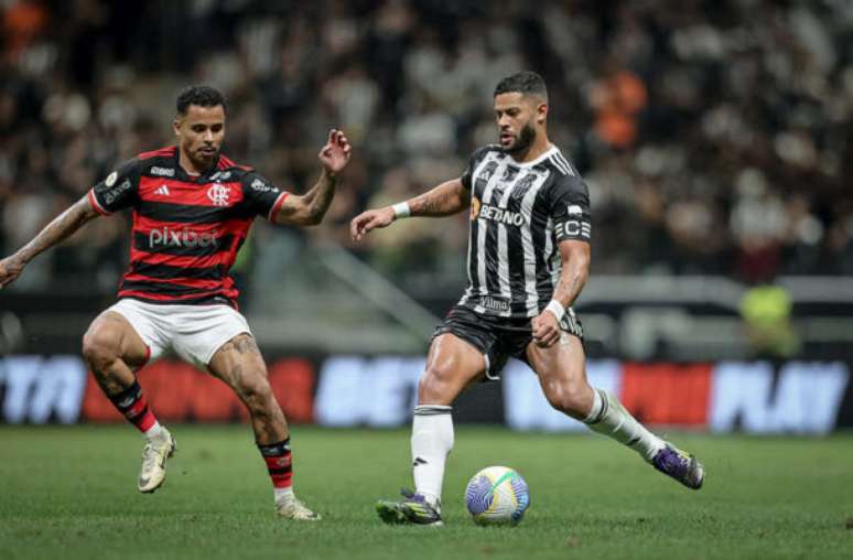 Hulk em ação no jogo contra o Flamengo; atacante fez dois gols no jogo –