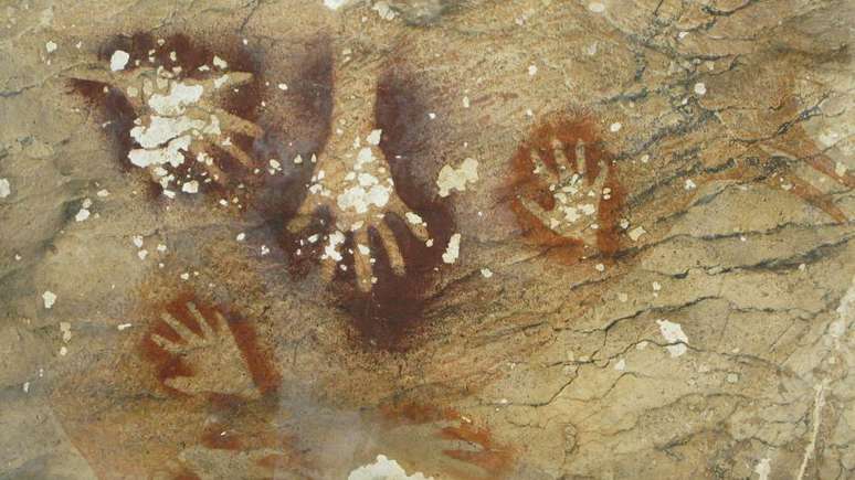 Pinturas à mão na Caverna Sumpang Bita, na Indonésia, já foram consideradas uma das mais antigas do mundo, com 39 mil anos