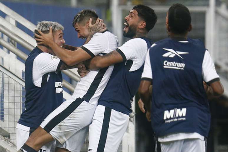 Mateo Ponte comemora o gol da vitóra alvinegra 