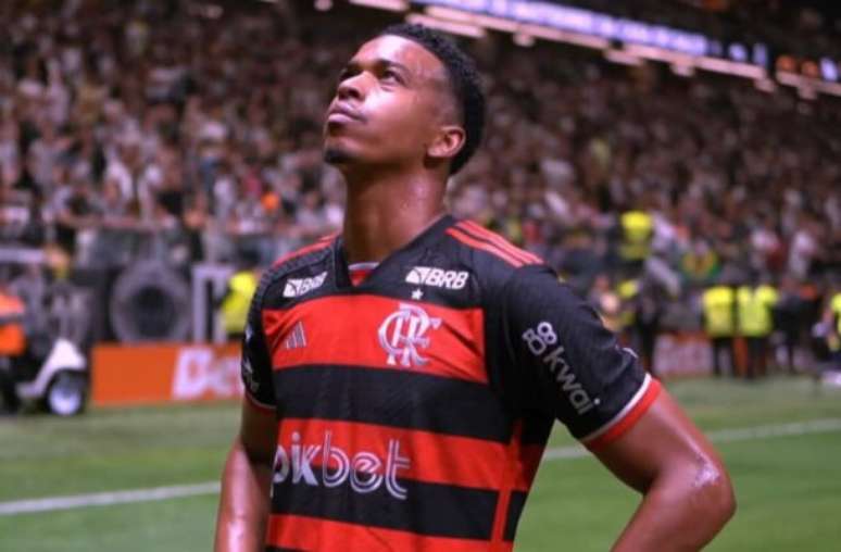 Carlinhos celebra o gol olhando para o céu. Ele dedicou o seu gol, o segundo do Flamengo,  à mãe, que morreu em junho