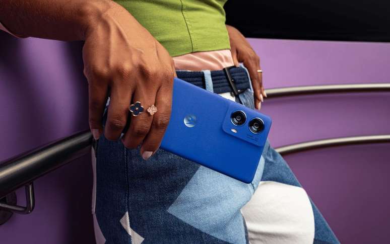 Moto G85 5G é lançado no Brasil na cor Azul (acima) com tampa traseira texturizada (Imagem: Reprodução/Motorola)