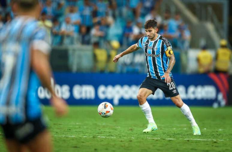 Villasanti, volante do Grêmio, em atuação pelo Paraguai contra a Seleção Brasileira pela Copa América –