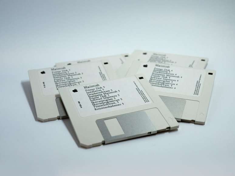 Ainda que nostálgicos, os disquetes têm espaço para apenas 1,44 MB de dados (Imagem: Brett Jordan/Unplash)