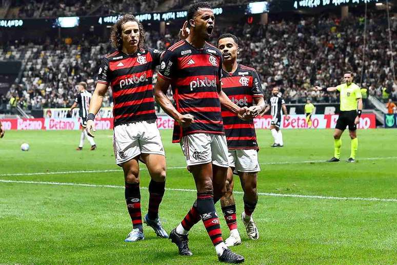 Carlinhos explode de alegria após fazer o segundo gol do Flamengo sobre o Atlético-MG 