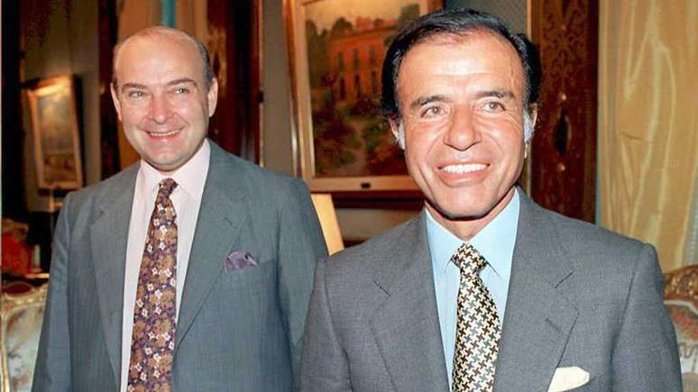 Domingo Cavallo (à esquerda da imagem, ao lado de Menem) foi apelidado de 'pai da conversibilidade' na Argentina