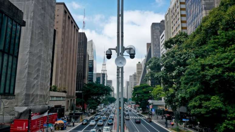 Câmeras inteligentes já estão instaladas na Av. Paulista, em boa parte do centro de São Paulo e em vias principais, como na Marginal Pinheiros, na altura da Ponte Estaiada.