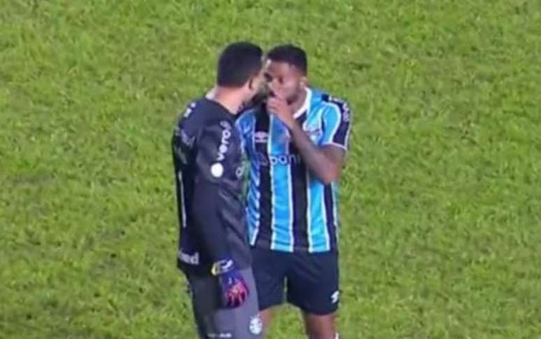 Jogadores do Grêmio protagonizam discussão acalorada durante jogo contra o Palmeiras